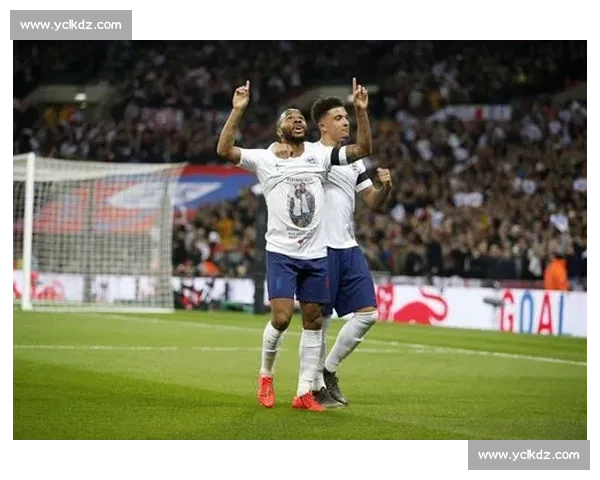 伦敦街头的冠军舞步！凯莉激情热舞点燃英格兰女足卫冕狂欢